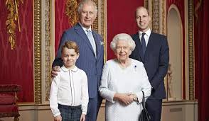 Lo cierto es que fuera de inglaterra no se le tiene mucho aprecio, pero de. La Reina Isabel Ii Posa Con Sus Tres Herederos