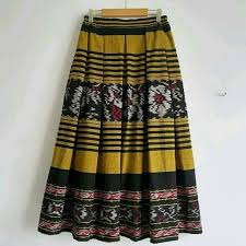 Kreasi baju kain tenun jepara / handkerchief skirt made from handwoven tenun lurik wanita kain. Model Rok Kain Tenun