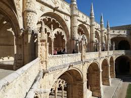 Lissabon, die hauptstadt portugals , liegt auf einer anhöhe oberhalb der atlantikküste und bietet einen atemberaubenden ausblick auf die historische altstadt, die flussmündung des tejo und die kulturellen schätze aus längst vergangenen zeiten.lissabon ist ein sehnsuchtsziel und bei liebhabern von städtetrips genauso beliebt wie bei tagesausflüglern, die ihren urlaub im südwesten. 48 Stunden In Lissabon Ein Kurztrip Holiday2be