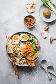 Viene servito spesso con l'aggiunta di salsa di soia o miso ed maiale. Miso Ramen Col Trucco Asian Food Photography Healthy Food Photography Food Photography Inspiration