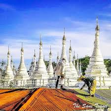 Workers Painting A Roof Ofsandamuni Pagoda In Mandalay Myanmar It S Located Near Kuthodaw Pagoda Pictured In My Previous Photo Pagoda Myanmar Travel Mandalay