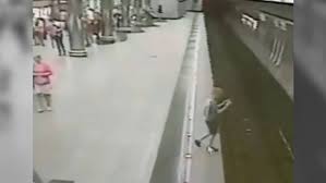 La noche de este lunes un tren desplomó en la línea 12 del metro, luego de que colapsara una ballena del tramo elevado de la ruta, en la estación de los olivos y tezonco. Video Un Nino Cae A La Via Del Metro Por Distraerse Con Un Movil En Rusia Actualidad El Pais