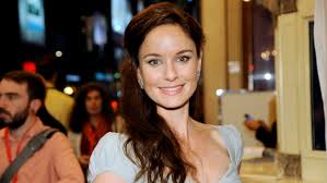 Sarah wayne callies was raised in honolulu, hawaii, and is the daughter of two university professors. Walking Dead S Sarah Wayne Callies To Co Star In Usa S Carlton Cuse Drama The Hollywood Reporter