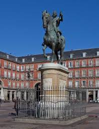 La plaza mayor de madrid posee una planta rectangular, de 129 x 94 metros. Plaza Mayor Madrid Puntos De Interes Y Monumentos Historia Como Llegar