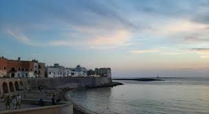 Gallipoli, sesso di gruppo sul lungomare: netturbini riprendono tutto e il  video diventa virale