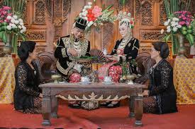 Sebelum semua acara berlangsung, prosesi pertama yang dilakukan dalam pernikahan adat jawa sungkeman ini sendiri adalah sebagai bukti penghormatan sepasang pengantin kepada orang tua atau sesepuh keluarga. Susunan Pernikahan Adat Jawa Yang Khidmat Dan Penuh Makna