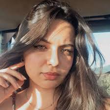 O nome correto do pinscher de tamanho pequeno criado no Brasil é Pinscher  Miniatura. Essa raça não tem tamanho com números. Outras raças também não  tem tamanho com números. Pinscher Miniatura não