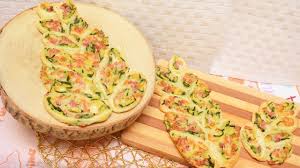 Salatini di pasta sfoglia con salmone i salatini di pasta sfoglia con salmone sono dei rustici da servire tra gli antipasti e stuzzichini oppure per accompagnare l'aperitivo. Palma Di Pasta Sfoglia Salata Farcita Antipasti Pasquali Facili E Veloci Youtube