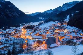 È valido su un totale di 382 km di piste da sci con 150 punti di accesso. Christmas Markets In Val Di Fassa Garni Bed Breakfast Cesa Planber Canazei