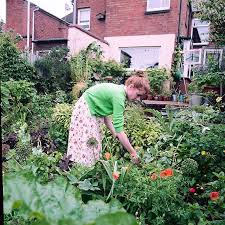Alys Fowler In The Process Of Preparing Our Lunch In Birmingham Her Garden Is 90 Edible A Dream Piece Written By Kat Gardening Outfit Plants Edible Garden