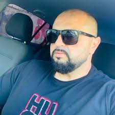 Kristijan nosi Versaće košulju u Atini devedesetih