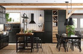 Cuisine Noir Et Bois Osez L Alliance Avec Nos 16 Idees Cuisine Noire Et Bois Cuisine Noire Meuble Noir Et Bois