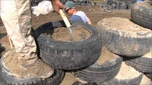 Remplir Les Pneus Des Murs D Un Earthship Comme Un Pro Comment Construire Une Maison Pneus Recyclage Pneus