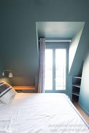Un Vert D Eau Habille Les Murs De Cette Chambre Sous Les Toits Rangement Chambre Deco Chambre Mansardee Appartement