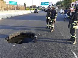 Notizie, foto e video su raccordo anulare, tutti gli aggiornamenti il messaggero. Raccordo Anulare Buca Si Apre Sotto Le Auto Maxi Incidente Senza Feriti Corriere It
