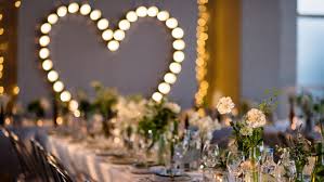 La mesa presidencial de una boda es el punto de partida para la decoración del resto del salón o jardín donde se una de las tendencias en decoración para bodas en 2019 será contar con una mesa presidencial de ensueño, con grandes plataformas decoradas. Seis Tendencias De Boda Para 2019 Lambel Catering