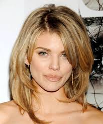 Coupe cheveux mi long coiffage au naturel, avec mèche tombante sur le visage. Coupe Cheveux Mi Long Pour Etre Au Top Des Tendances