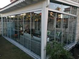 Cam balkon sistemi, alüminyum raylar sayesinde hareket edebilen camların balkonun tüm köşelerinden başlayarak, tamamını kapatması ile uygulanacak alana pek çok faydasının bulunmasının yanı sıra, cam balkon sistemlerinde dikkat edilecek hususlar da bulunmaktadır. Cam Balkon Izmir 450 Tl Izmir Cam Balkon Lideri