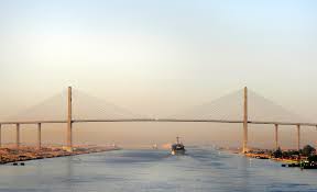 Wenn man das nördliche ende des suezkanals erreicht, so trifft man auf den hafen port said. Suezkanal Brucke Wikipedia