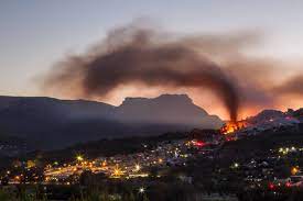 04h05 deepblue report fire at tintswalo lodge roof on fire fire dept are on the way. Hout Bay Organised Tragic Fire At Imizamo Yethu Hout Bay Donations Needed
