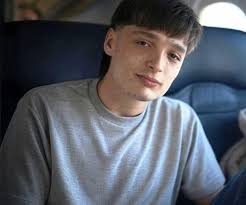 PESO PLUMA HUYE A LAS EUROPAS Peso Pluma cierra sus oficinas en Estados  Unidos y huye a Europa Peso Pluma agarró sus maletas y cerró oficinas en  Los Ángeles porque, según fuentes,