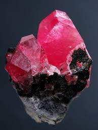 Gorgeous Rhodochrosite I Am Just Guessing But Many Specimens Of This Quality Come From Sweet Home Mine Colorad Crystals Rocks And Minerals Crystals Minerals