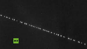 Captan El Paso Del Tren De 60 Satelites De Elon Musk Por La Orbita Terrestre Youtube