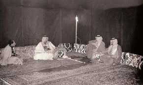 الرياض قديما شاهد زمن البساطة والتواضع الملك خالد بن عبدالعزيز مستضيفا الرئيس المصري السابق أنور السادات في مخيمة عام١٣٩٦هـ ١٩٧٦م Saudi Men Concert Men