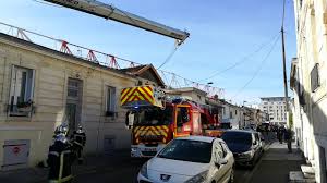 À 00 h 22 dans la nuit de dimanche à lundi 21 juin 2021, les pompiers sont intervenus en nombre rue de la rousselle, à bordeaux, pour. Bordeaux Une Grue S Effondre Sur Des Maisons Youtube