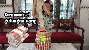 Смотреть видео cara membuat money cake на v4k бесплатно. Cara Membuat Roll Isi Uang Pada Snack Tower Money Cake Youtube