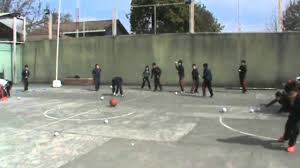 Estación 5 (aros con pelotas) se colocan por parejas. Juegos Educacion Fisica La Caza Del Balon 4 Equipos Youtube