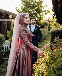 Goruntunun Olasi Icerigi 2 Kisi Ayakta Duran Insanlar Ve Acik Hava Tesettur Abiye Modelleri 2020 Wedding Dress Outfit Bridal Hijab Muslim Wedding Dresses