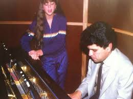 Sergio gustavo andrade sánchez (coatzacoalcos, veracruz, 26 de noviembre de 1955) es un cantante, pianista, compositor, arreglista, multiinstrumentista, director de orquesta, productor de discos, escritor, director de cine, cantautor y representante artístico, entre ellos de la cantante gloria trevi. El Es Sergio Andrade Y Ellas Fueron Sus Mujeres El Debate
