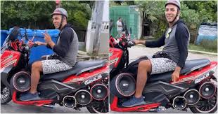 Cubano sorprende a Yomil con sistema de música en su moto eléctrica