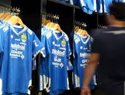 Bagian kerah jersey persib bandung terlihat menggunakan warna kuning. Official Persib Web