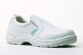 Des chaussures de cuisine noires avec coque de protection, normées s2 src esd, de type mocassins de sécurité. Chaussure De Cuisine Loafer Impermeable Baudou Chaussures Pro