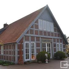 Jedes Bauernhaus Weist Einen Indivudellen Charme Auf Den Wir Durch Unsere Formschonen Holzfenster Hervorbringen Und Unterstutzen W Bauernhaus Haus Holzfenster
