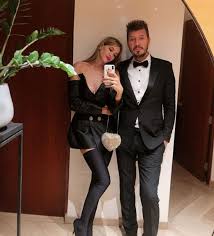 Marcelo hugo tinelli (born 1 april 1960, san carlos de bolívar) is an argentine tv host, media producer and businessman, best known as the host of the tv show showmatch broadcast on. Rial Puso Sobre La Mesa Los Presuntos Motivos Que Originaron La Separacion De Marcelo Tinelli Minuto Neuquen
