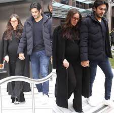Ünlü oyuncu fahriye evcen, geçtiğimiz aylarda oğlu karan'ın fotoğrafını sosyal medyada paylaşmış. 8 Aylik Hamile Olan Fahriye Evcen Aylar Sonra Ilk Kez Goruntulendi Son Dakika Magazin