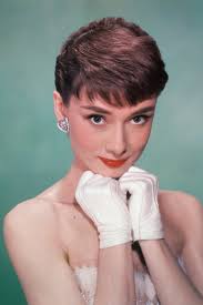 Pixie haircut with bangs is the next most popular pixie that often wears by artist. Pixie Cut 3 Hairstylisten Verraten Warum Sie Die Kurzhaarfrisur Lieben Vogue Germany