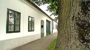 This holiday home features 3 bedrooms, a tv, and a kitchen with a dishwasher and a microwave. Orf Parndorf Hof Altes Haus Renovieren Wochenendhaus