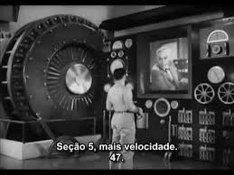 Esse filme é fbastante marcante, pois desperta reflexões sobre o mundo moderno e o capitalismo , traz críticas sobre os acontecimentos na época, mostra as consequências. Tempos Modernos Cena Da Fabrica Youtube