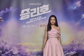 Nonton film space sweepers (2021) sub indo, pada tahun 2092, luar angkasa penuh dengan sampah mengambang yang berbahaya seperti satelit buangan dan pesawat ruang angkasa yang sepi.awak kapal pengumpul sampah antariksa bernama the victory menemukan robot humanoid yang dikenal sebagai senjata pemusnah massal. Film Korea Space Sweepers 2021 Subtitle Indonesia Drakorfilm