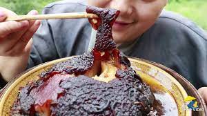 Shyo video】2斤豬肉做的梅菜扣肉，小伙吃的太爽了，真香- YouTube