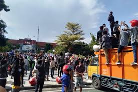 Semoga informasi ini bermanfaat buat anda dan kami doakan gaji anda segera naik tahun ini dan posisi anda lebih baik lagi di tempat kerja anda. Didemo Warga Madura Wali Kota Surabaya Temui Pengunjuk Rasa Beritasatu Jateng Berita Satu