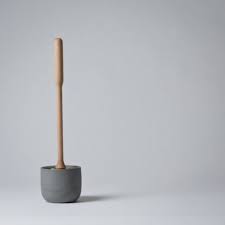 mjolk concrete toilet brush borstels badkamer styling grijs hout