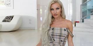 Την εγκυμοσύνη της ανακοίνωσε και επίσημα η τζούλια νόβα με ανάρτησή της στο instagram, όπου ανέβασε δύο φωτογραφίες. Tzoylia Noba Gia Prwhn Syntrofo Ths Me Kleidwne Spiti Video Patras Events