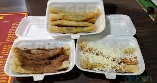 Roti gulung sendiri berbahan dasar roti tawar yang diisi dengan pisang dan coklat, cocok sekali untuk bekal sekolaha anak ataupun dinikmati. Sajian Pisang Aroma Masa Kini Dari Kedai Taguchi Jogja