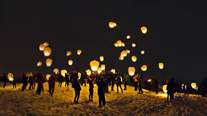 Siapkan potongan kardus, kemudian buat persegi. Cara Membuat Lampion Terbang Dari Kertas Minyak