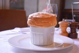Le Veritable Souffle Chaud Au Grand Marnier A Savourer Aux Restaurants Parisiens Vin Maree 75007 75011 750 Dessert Gourmand Desserts Restaurant Parisien